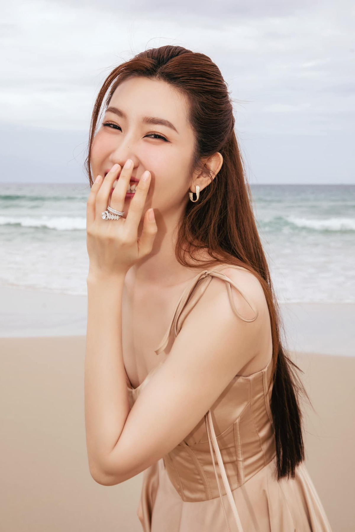 Trong bài viết của mình, Lý Nhã Kỳ còn chia sẻ bị Thuý Ngân mời uống rượu tới say vì cô em út than đang cô đơn. Lập tức dưới bài viết của đàn chị, Thúy Ngân vào nhắc khéo: "Chị ơi hôm qua lúc em chưa say, em có nghe chị nói khi nào em lấy chồng chị tài trợ kim cương là thiệt không chị? Hôm nay em lên hỏi lại để tới lúc đó em nhắc chị".