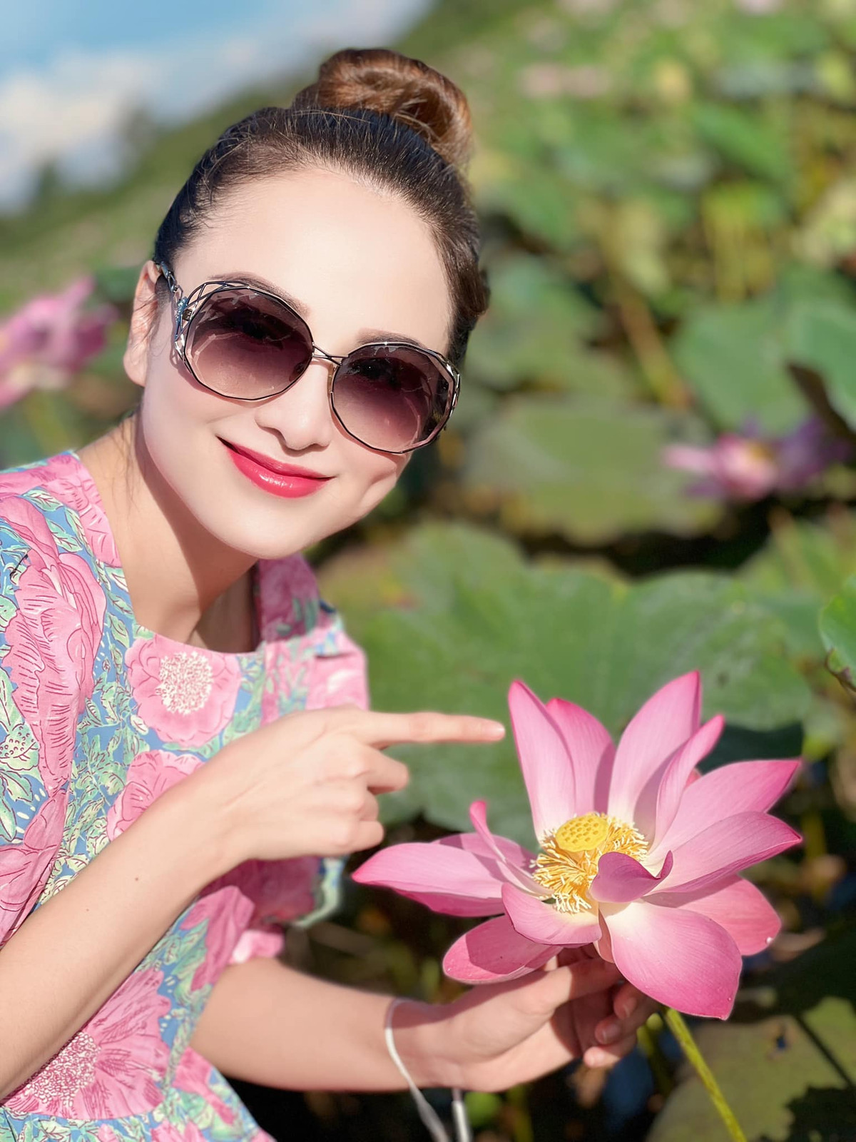 Cảnh tượng khiến Hoa hậu Diễm Hương không khỏi hoang mang. Bạn bè trên trang cá nhân cũng bày tỏ sự lo lắng cho người đẹp. Thậm chí có người còn cho rằng rất may con rắn đang trong quá trình lột xác nên không cắn người. Đa số cũng động viên nàng hậu rằng hãy xem đó là điều may mắn.