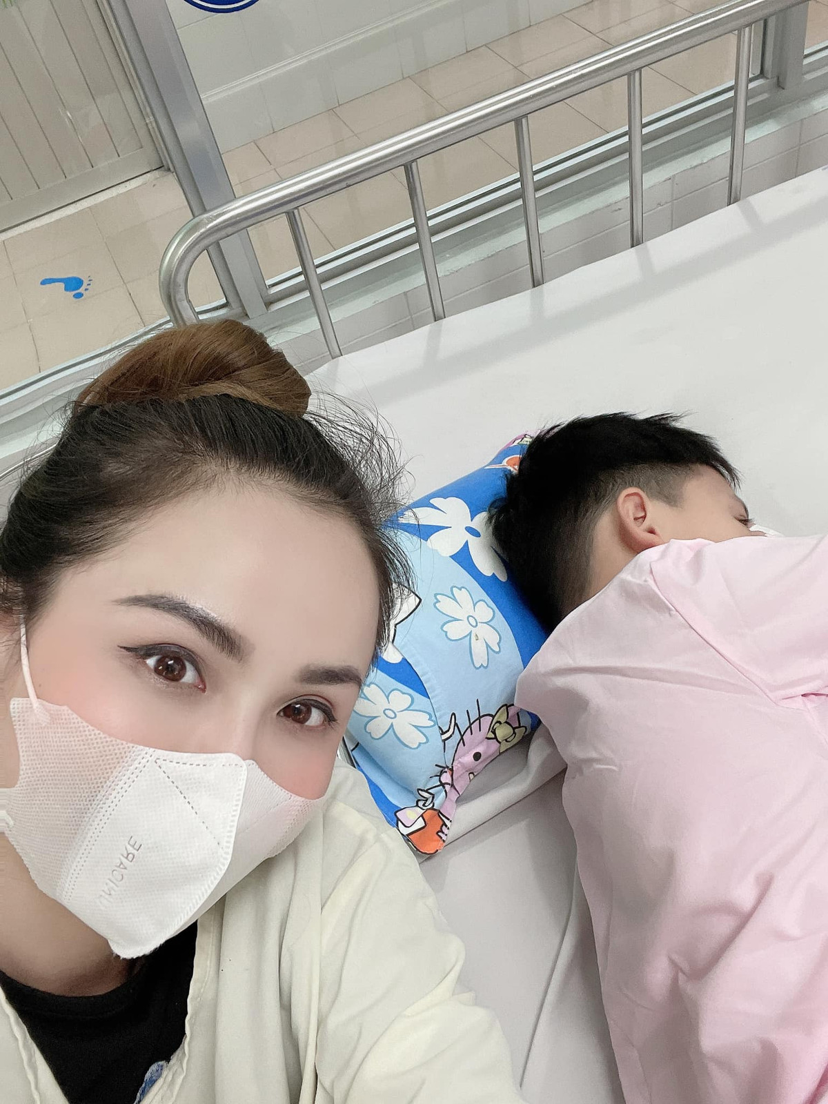 Hồi đầu tháng, Diễm Hương và con trai cũng nhận được nhiều sự động viên khi cậu bé phải nhập viện cấp cứu.