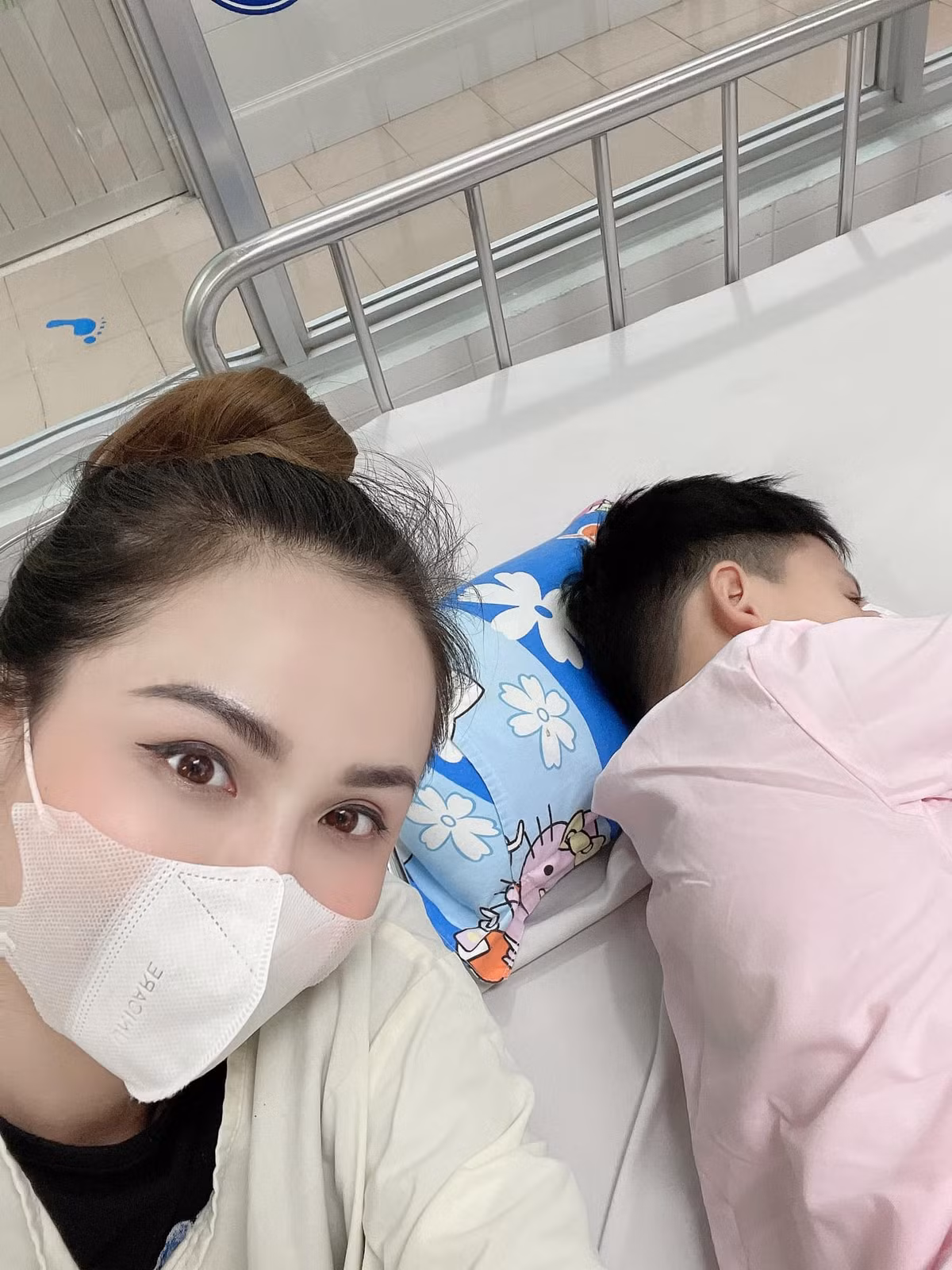 Hồi đầu tháng, Diễm Hương và con trai cũng nhận được nhiều sự động viên khi cậu bé phải nhập viện cấp cứu.