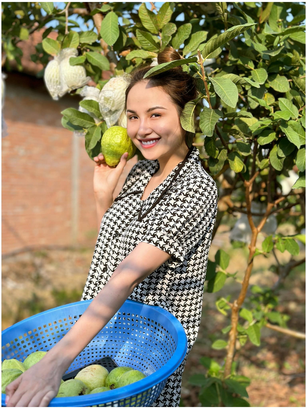 Nàng hậu 9X gửi lời nhắn nhủ tới con trai: "Mẹ muốn chồng mẹ đối xử tốt và hết lòng với mẹ nên mẹ sẽ sẵn sàng nhìn thấy con yêu thương vợ con hết lòng!... Mẹ bị trắc trở chuyện lứa đôi và hôn nhân nên mẹ yêu con, không muốn con phải buồn...".