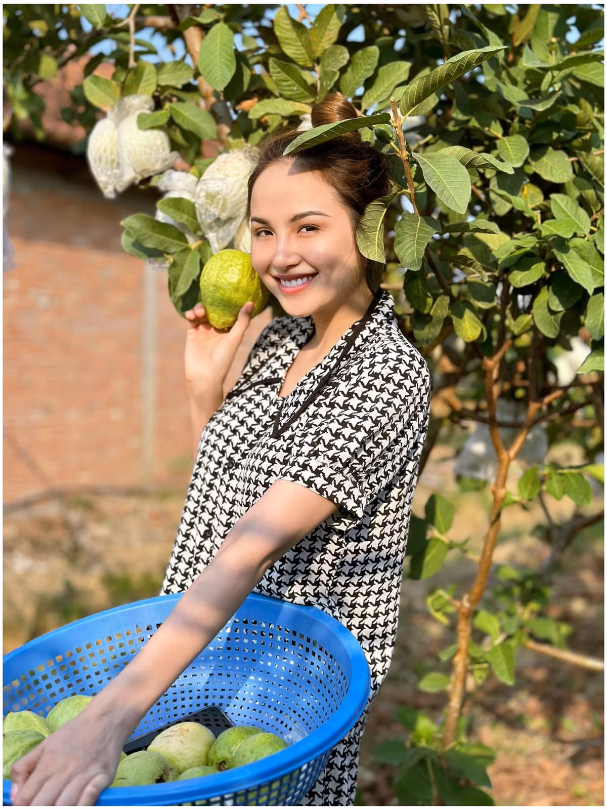 Nàng hậu 9X gửi lời nhắn nhủ tới con trai: "Mẹ muốn chồng mẹ đối xử tốt và hết lòng với mẹ nên mẹ sẽ sẵn sàng nhìn thấy con yêu thương vợ con hết lòng!... Mẹ bị trắc trở chuyện lứa đôi và hôn nhân nên mẹ yêu con, không muốn con phải buồn...".