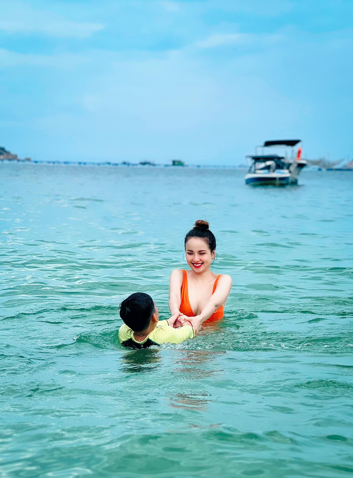 Hiện tại ngoài thời gian chăm sóc con trai, Diễm Hương dành thời gian livestream bán hàng. Sau 13 năm đăng quang, Hoa hậu Thế giới người Việt năm 2010 không khỏi bồi hồi: "Giờ này 13 năm trước, em đang ngồi họp mặt báo chí sau đăng quang! Nhưng giờ đây, em vừa kết thúc cuộc họp “khách hàng săn sale livestream"! Vậy đó, thời gian không minh chứng được điều gì đâu, thời gian chỉ giúp ta nhìn thấu sự việc, con người và nét lão hoá mỗi ngày nhiều thêm trên gương mặt và cơ thể...".