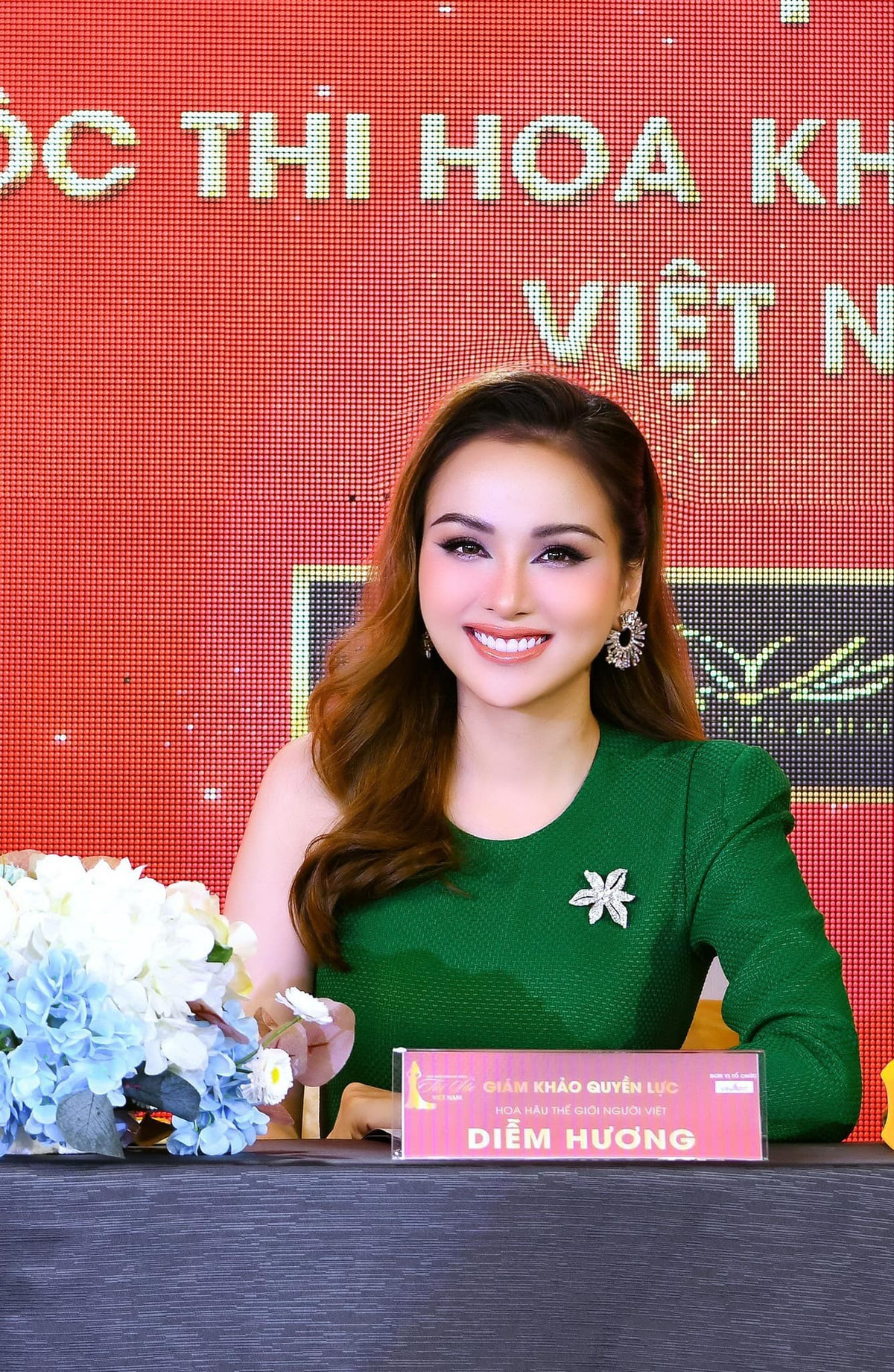 Ngoài kinh doanh, Hoa hậu Diễm Hương còn thi thoảng tham gia sự kiện. Cô đảm nhận vai trò giám khảo cho cuộc thi nhan sắc.