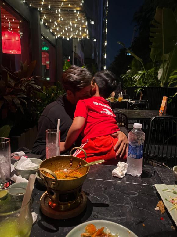 Sau bao sóng gió đã trải qua, mỹ nhân hai "lần đò" tận hưởng cuộc sống bình yên. Mới đây, cô hiếm hoi chia sẻ khoảnh khắc tình cảm của chồng cũ Quang Huy bên con trai.