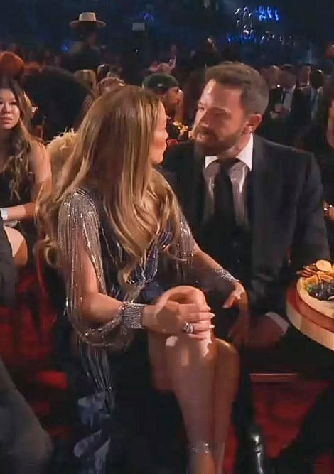 Cặp sao Hollywood này cũng bị cánh săn ảnh chộp được khoảnh khắc khó chịu với nhau ra mặt khi tham dự buổi lễ trao giải Grammys vào tháng 2/2023. (Ảnh: CBS)