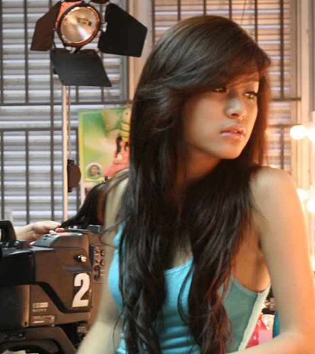 Thời điểm cách đây 16 năm, không cần trang điểm cầu kỳ, ăn mặc rất giản dị, Hoàng Thùy Linh vẫn là mẫu bạn gái trong mộng của rất nhiều chàng trai. (Ảnh: Dân Việt)