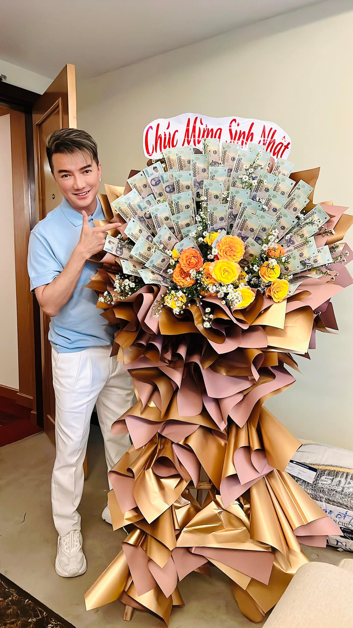 Đàm Vĩnh Hưng được tặng bó hoa tiền “khủng“ Dam Vinh Hung duoc tang bo hoa tien “khung“