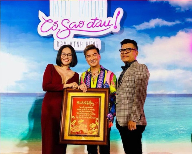 Vào dịp sinh nhật năm 2018, "ông hoàng nhạc Việt" tiết lộ được tặng bức tranh mạ vàng có bài thơ 6 câu lục bát được nghệ nhân sáng tác dựa vào tên của nam ca sĩ. Chủ nhân của món quà là một đôi vợ chồng doanh nhân nổi tiếng. Ảnh: Sức khỏe và đời sống.