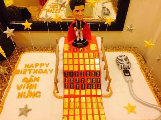 Chiếc bánh kem dát 100 chỉ vàng, in hình rồng mà Đàm Vĩnh Hưng nhận được trong ngày sinh nhật lần thứ 43 từng được anh tiết lộ là quà của một người đàn ông hơn anh 2 tuổi. Tên người đó cũng bắt đầu là chữ H.