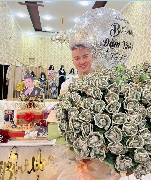 Đây không phải lần đầu tiên Mr Đàm được fan tặng những món quà "khủng". Trước đó, nam ca sĩ từng nhận được món quà sinh nhật là bó hoa "khổng lồ" được trang trí bằng toàn tiền USD.