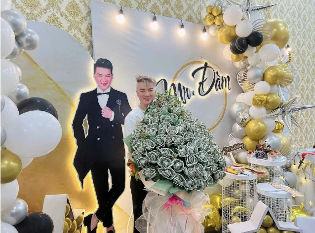 Được biết, đây là món quà mừng sinh nhật sớm do gia đình một người em thân thiết ở Buôn Ma Thuột dành tặng cho "ông hoàng nhạc Việt".