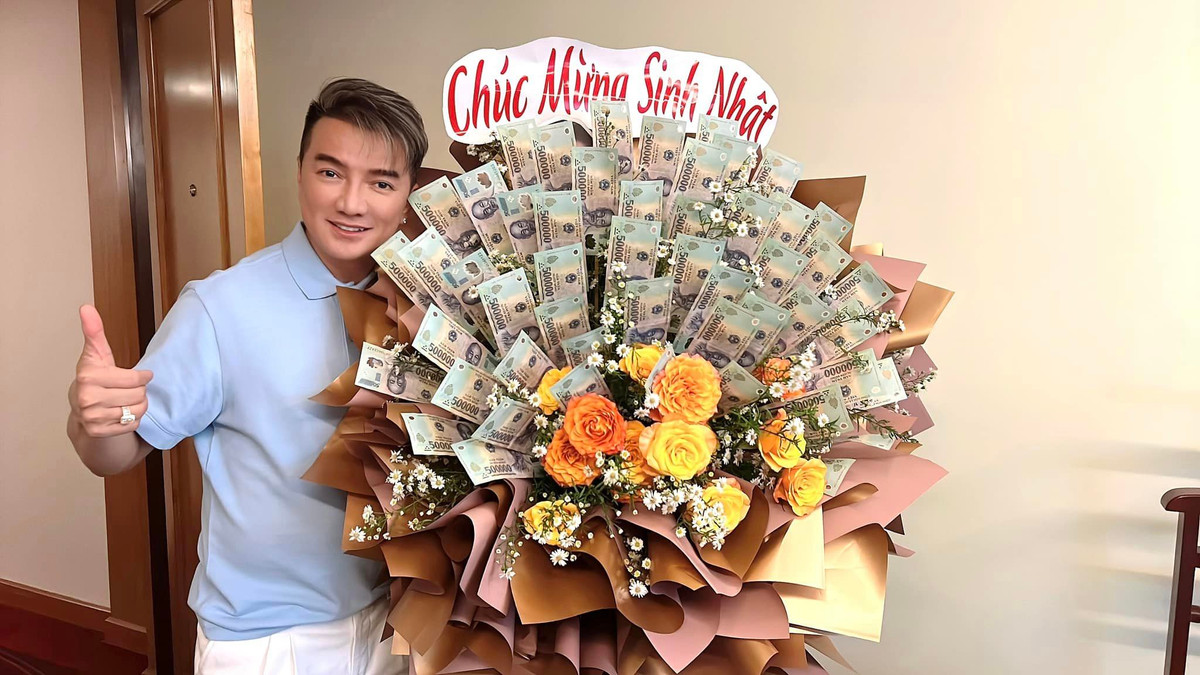 Theo đó, giọng ca "Say tình" chia sẻ: "Cần các fan đếm và kiểm tra, làm chứng giùm Hưng tổng cộng bao nhiêu cành hoa nha! Cảm ơn bó hoa của Buôn Ma Thuột. Vì đang đi chung với người “ngay thẳng" Vũ Hà nên cũng có hơi “ren rén" tí ạ!".