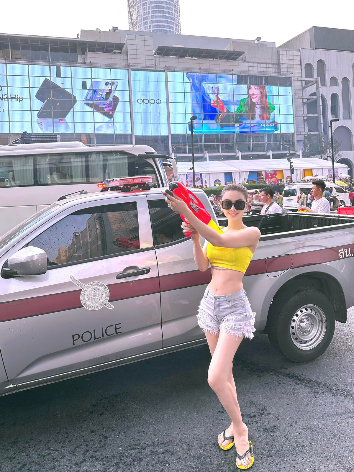 Sắc vóc nổi bật của mỹ nhân chuyển giới giữa đường phố Thái Lan khiến fan "mê mẩn". Ảnh: Gia Kỳ.