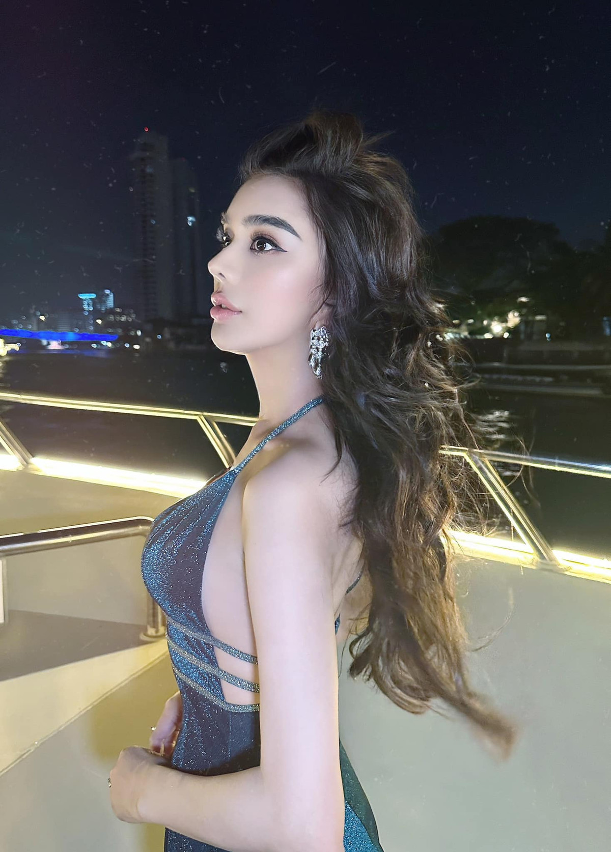 Lâm Khánh Chi chuộng trang phục gợi cảm khoe triệt để ba vòng nóng bỏng. Ảnh: Gia Kỳ.