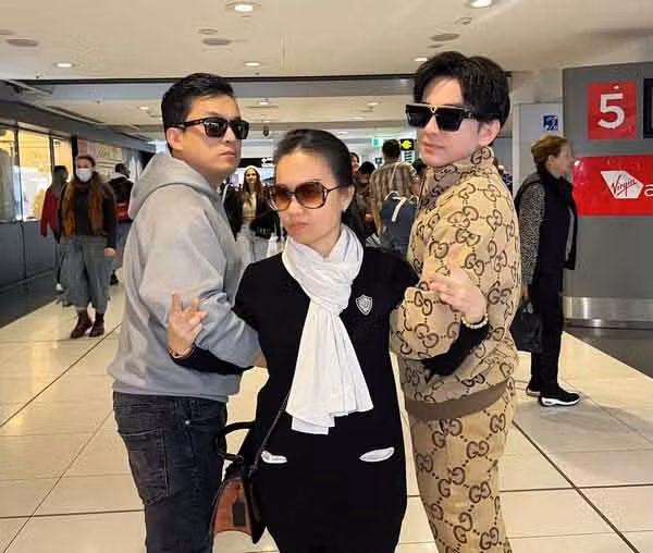 Gần một năm trước, ba nghệ sĩ đã có dịp hội ngộ khi có chuyến lưu diễn tại thành phố Brisbane, Úc. Theo ca sĩ Đan Trường, cả ba đã có nhiều kỷ niệm đẹp cùng nhau.