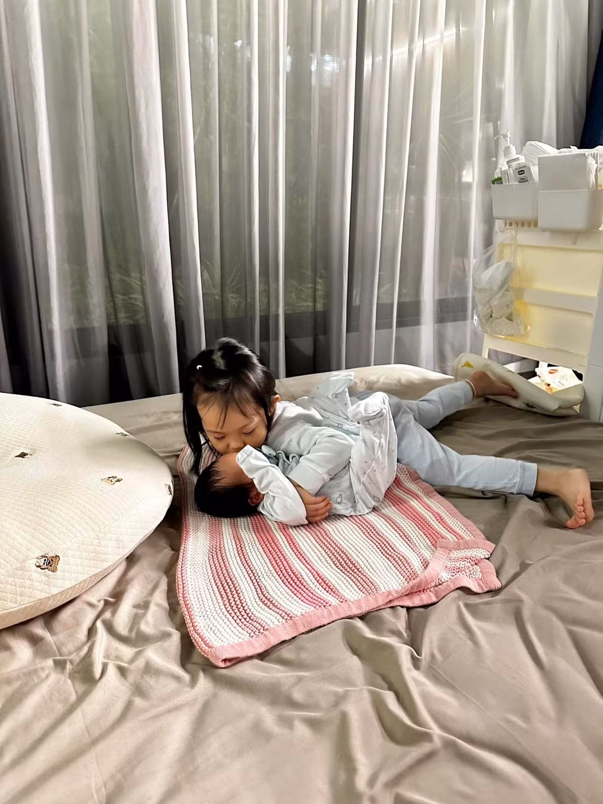 Đàm Thu Trang còn phải bất ngờ về con gái: "Ruộng sâu trâu nái không bằng con gái đầu lòng. Mẹ nhờ được chị Suchin nhiều thứ lắm rồi".