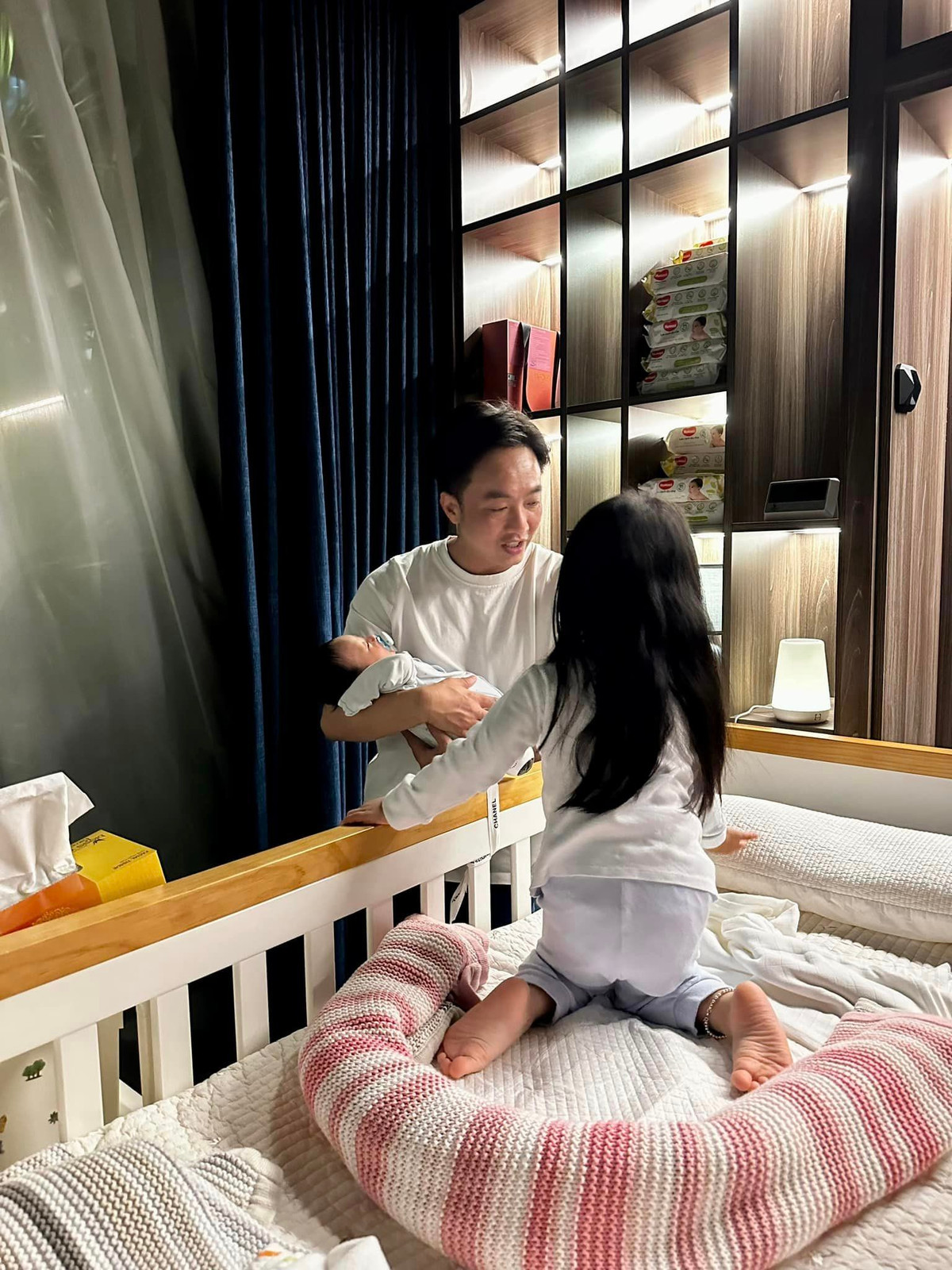 Cô bé giúp mẹ cho em ăn sữa, giúp ba cho em ngủ. Hình ảnh đáng yêu của Suchin khiến cô bé 3 tuổi nổi tiếng trên mạng.