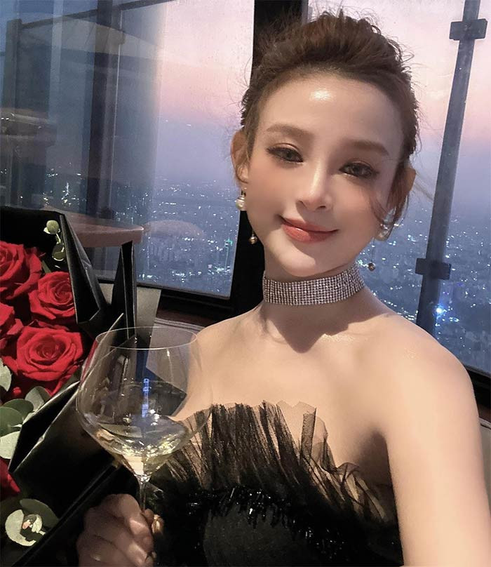 Mặc dù đã 34 tuổi nhưng Huyền Baby vẫn giữ được nét mặt ngây thơ, trẻ trung như thiếu nữ mới lớn.