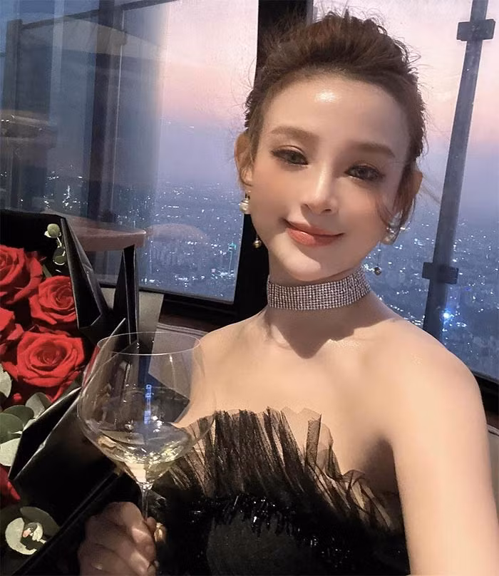 Mặc dù đã 34 tuổi nhưng Huyền Baby vẫn giữ được nét mặt ngây thơ, trẻ trung như thiếu nữ mới lớn.