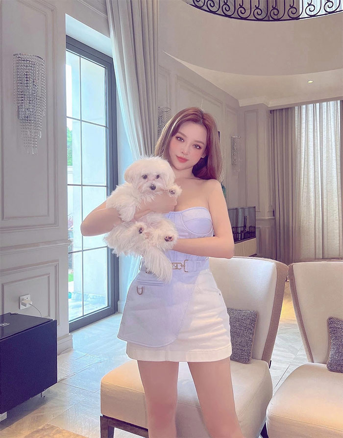 Huyền Baby nhận được rất nhiều lời khen ngợi nhan sắc, trẻ trung.