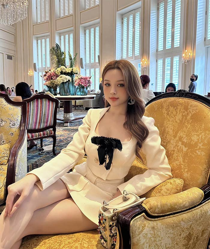 Huyền Baby là một trong những người đẹp viên mãn nhất Vbiz. Cô lấy chồng giàu, được chồng yêu thương, cưng chiều, sống trong nhung lụa, xa hoa.