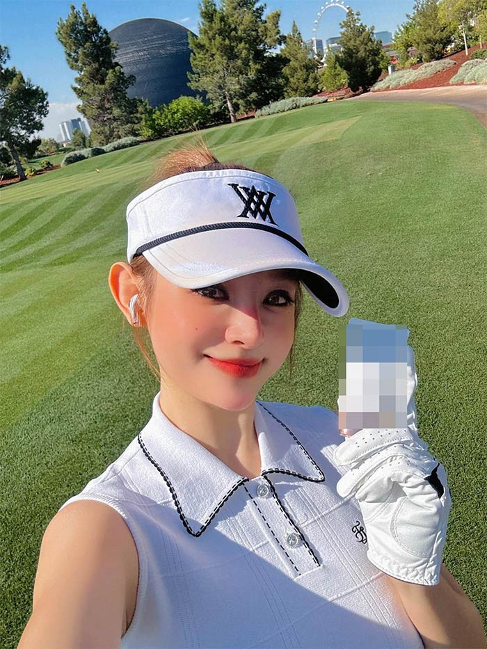 Năm 2013, Huyền Baby lên xe hoa với chồng đại gia và rút lui khỏi showbiz, dành thời gian chăm lo cho chồng con.