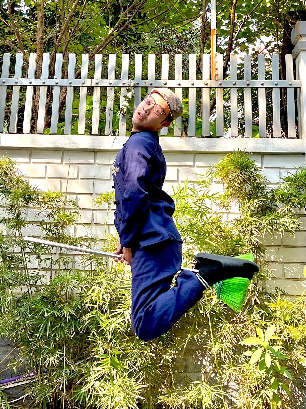 Ngoài chèo, nam nghệ sĩ còn có sở trường hát chầu văn, xẩm hay quan họ... Sở trường đó được anh lồng vào trong vai diễn của mình và mang lại nhiều điều thú vị.