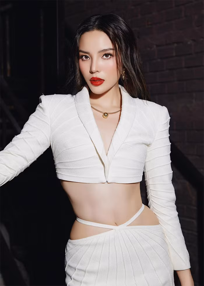 Người đẹp quê Nam Định cho biết, cô cắt bỏ hoàn toàn tinh bột trong khẩu phần ăn, không sử dụng đường và gia vị khi nấu ăn.