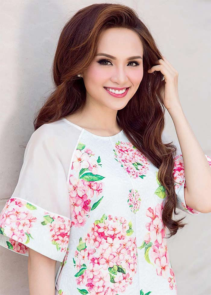 Diem Huong sau 13 nam dang quang Hoa hau The gioi nguoi Viet