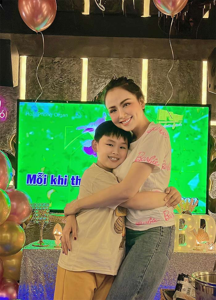 Hiện tại, ở tuổi 33, Diễm Hương gần như không hoạt động showbiz, mà tập trung kinh doanh online, làm thợ xăm lông mày, chăm sóc con trai Noah.