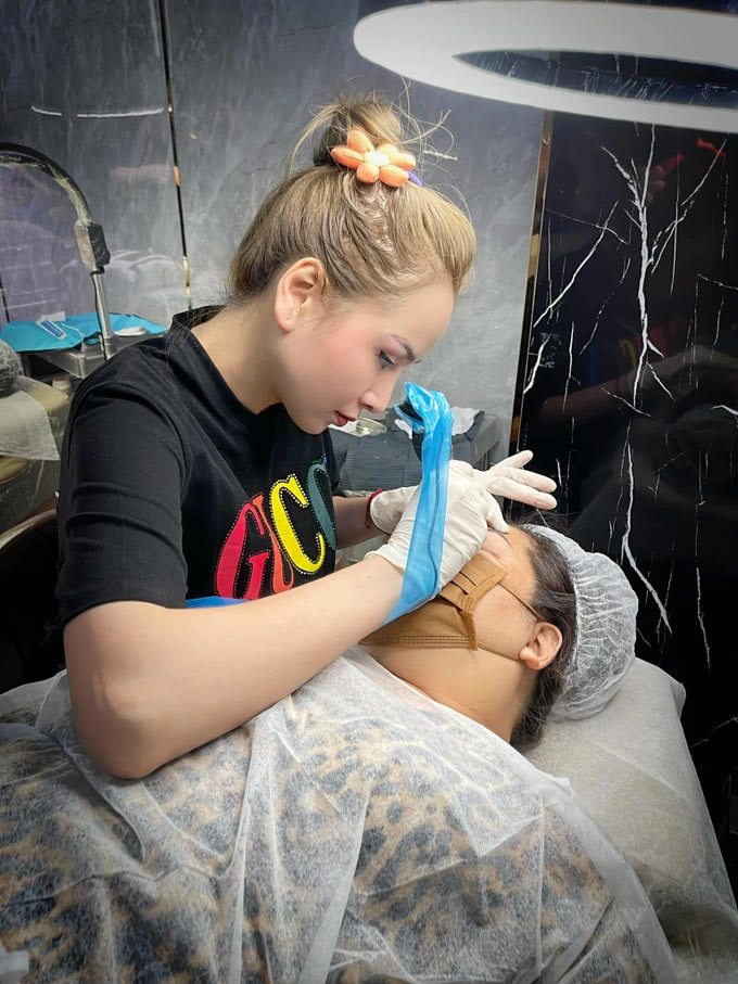 "Với nghề phun xăm, nếu siêng năng, tôi có thể kiếm được hơn 10 triệu đồng/ngày, thu nhập mỗi tháng khoảng 300 triệu đồng. Tôi còn làm những công việc kinh doanh khác, để đa dạng nguồn thu nhập cho bản thân. Với mức thu nhập này, tôi nghĩ mình đủ trang trải cuộc sống hằng ngày chứ không cần nhiều hơn. Tôi cũng không cần phấn son, xuất hiện lộng lẫy như người ta", Diễm Hương chia sẻ.