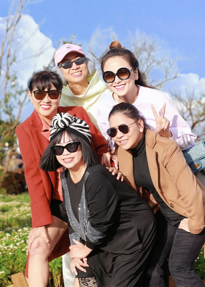 Ngoài công việc, Diễm Hương cũng dành thời gian đi chơi, quay vlog, làm từ thiện với nhóm Ngũ long du ký cùng các nghệ sĩ: Phi Phụng, Phương Dung, Thụy Mười, Năm Chà.