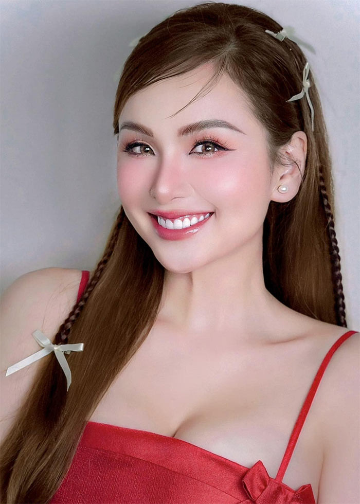 Xinh đẹp, nổi tiếng nhưng cuộc sống hôn nhân của Diễm Hương lại trắc trở. Cô từng kết hôn với đại gia Trường Chinh vào năm 2011. Người đẹp sinh năm 1990 từng tố bị chồng đại gia hành hạ cả về tinh thần lẫn thể xác. Sau đó, Diễm Hương quyết định ly dị vào năm 2014.