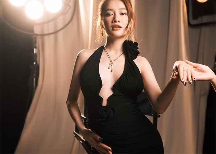 Trong quá trình mang thai, khuôn mặt, tay chân của Nhã Phương không thay đổi nhiều ngoại trừ vòng hai lùm lùm.