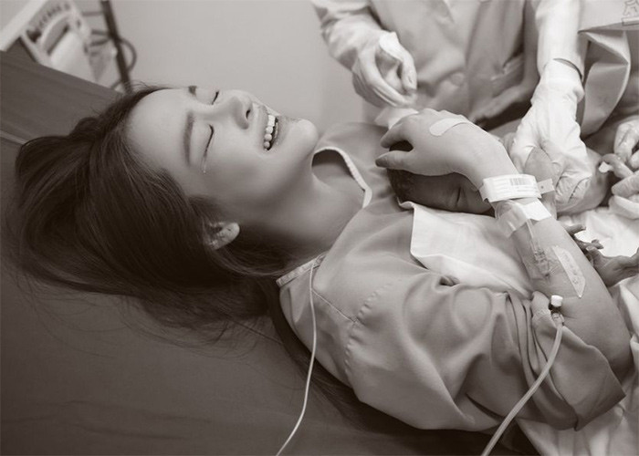 Ngày 5/10, Nhã Phương trào nước mắt xúc động khi hạ sinh con trai thứ hai. Em bé có tên ở nhà là Bi.