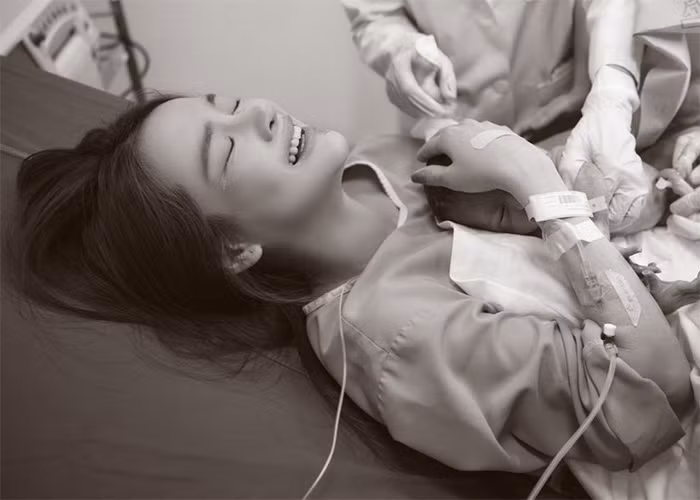 Ngày 5/10, Nhã Phương trào nước mắt xúc động khi hạ sinh con trai thứ hai. Em bé có tên ở nhà là Bi.