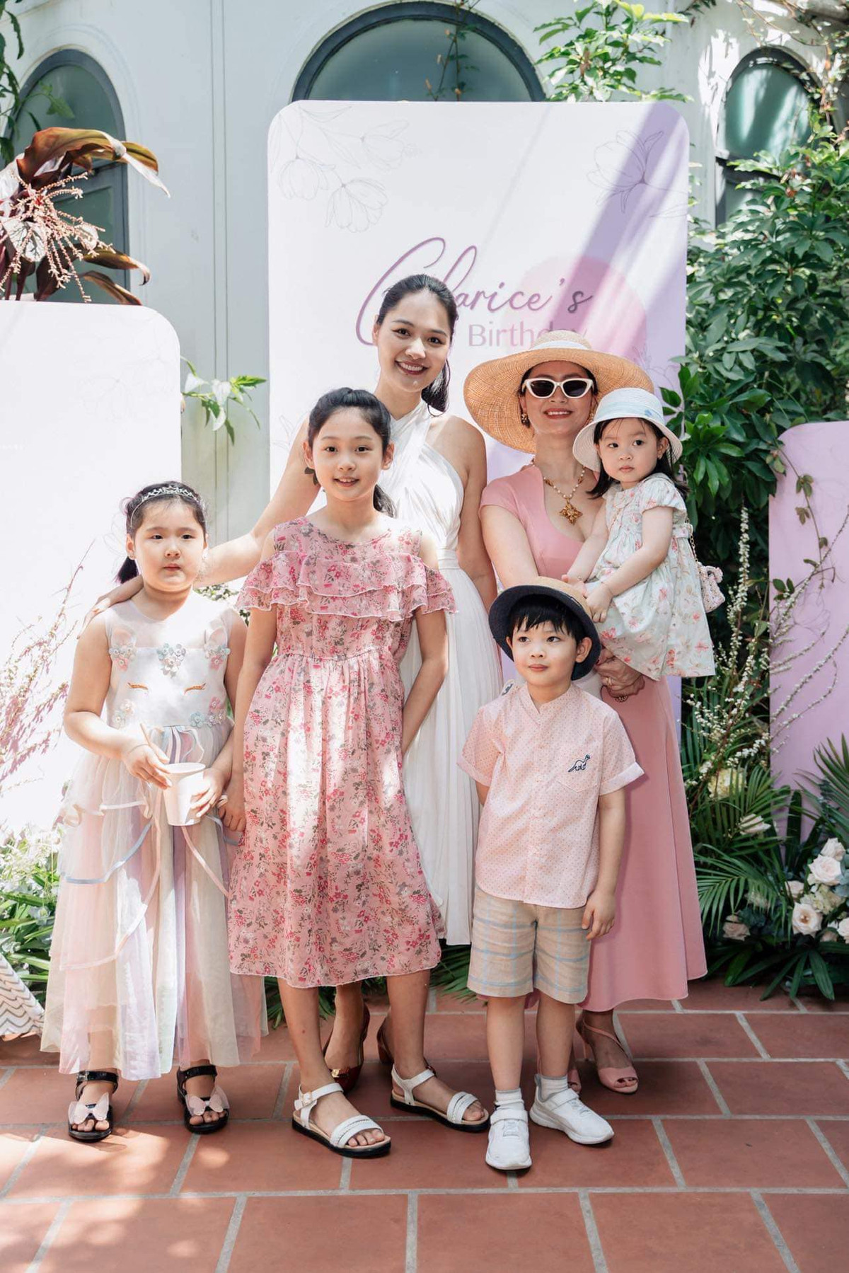 "Công chúa" của Hoa hậu Hương Giang sở hữu nét đẹp lai 2 dòng máu Việt - Trung.