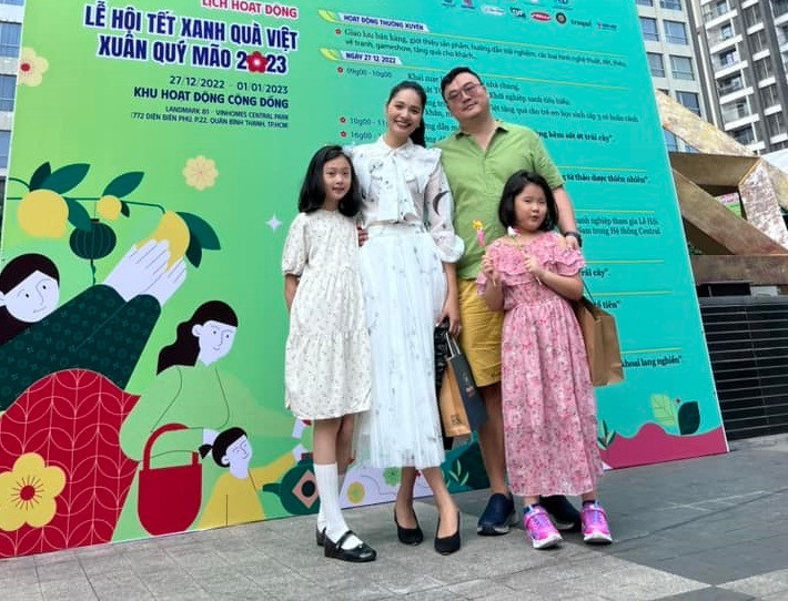 Vợ chồng hoa hậu sinh năm 1987 rất cưng chiều con, thường xuyên cho con ra ngoài trải nghiệm.