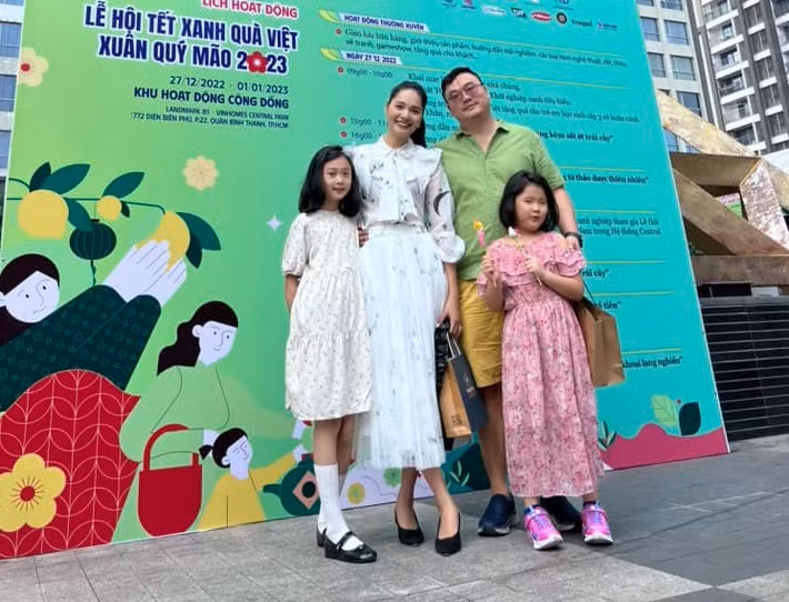 Vợ chồng hoa hậu sinh năm 1987 rất cưng chiều con, thường xuyên cho con ra ngoài trải nghiệm.