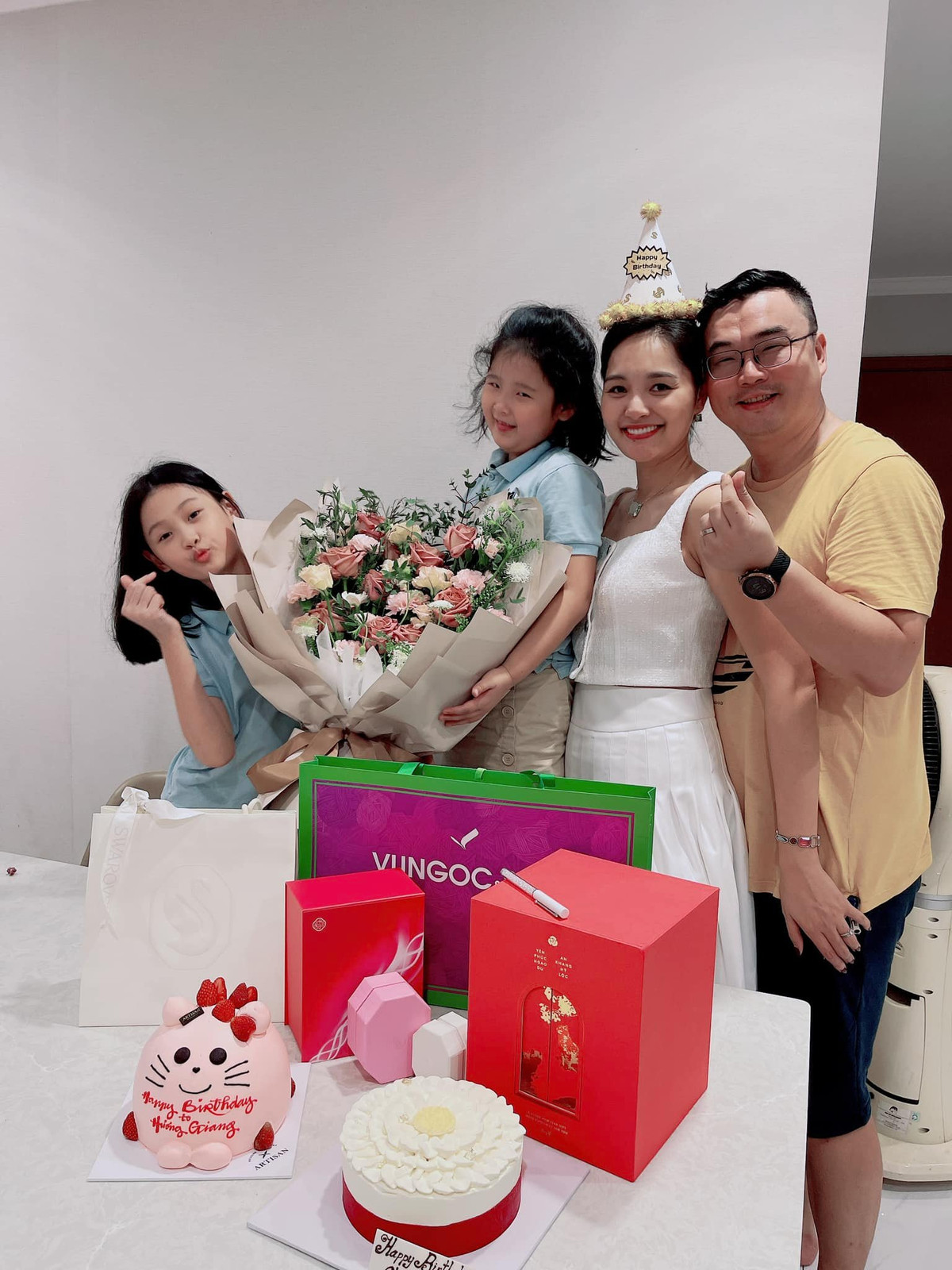 Bên cạnh nhan sắc vẫn trẻ đẹp mặn mà theo thời gian, Hoa hậu Hương Giang còn khiến bao người ngưỡng mộ bởi cuộc sống hôn nhân hạnh phúc bên chồng người Trung Quốc và hai con gái đáng yêu.