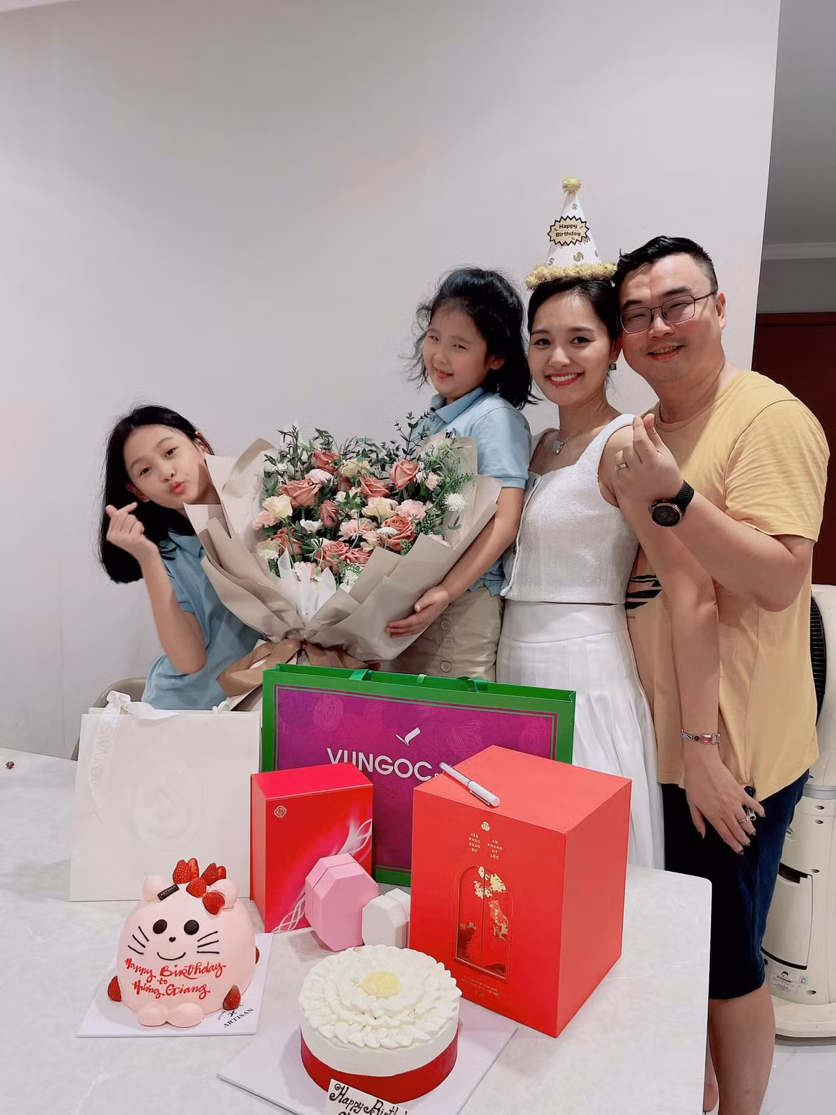 Bên cạnh nhan sắc vẫn trẻ đẹp mặn mà theo thời gian, Hoa hậu Hương Giang còn khiến bao người ngưỡng mộ bởi cuộc sống hôn nhân hạnh phúc bên chồng người Trung Quốc và hai con gái đáng yêu.