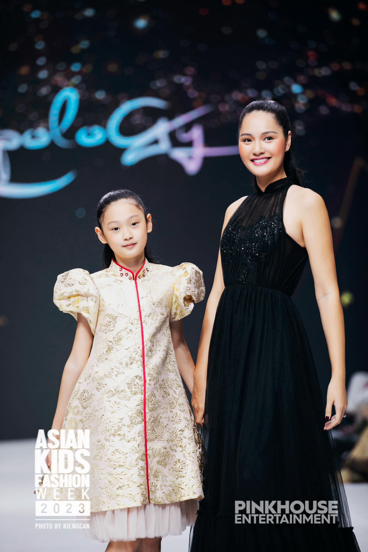 Trong bức ảnh trình diễn trên sàn catwalk cùng mẹ, ái nữ nhà Hương Giang với chồng Trung Quốc được nhiều người khen cao gần bằng mẹ. Hoa hậu gốc Hải Dương còn đáp lại: "Em còn đang đi guốc 10cm nữa í".