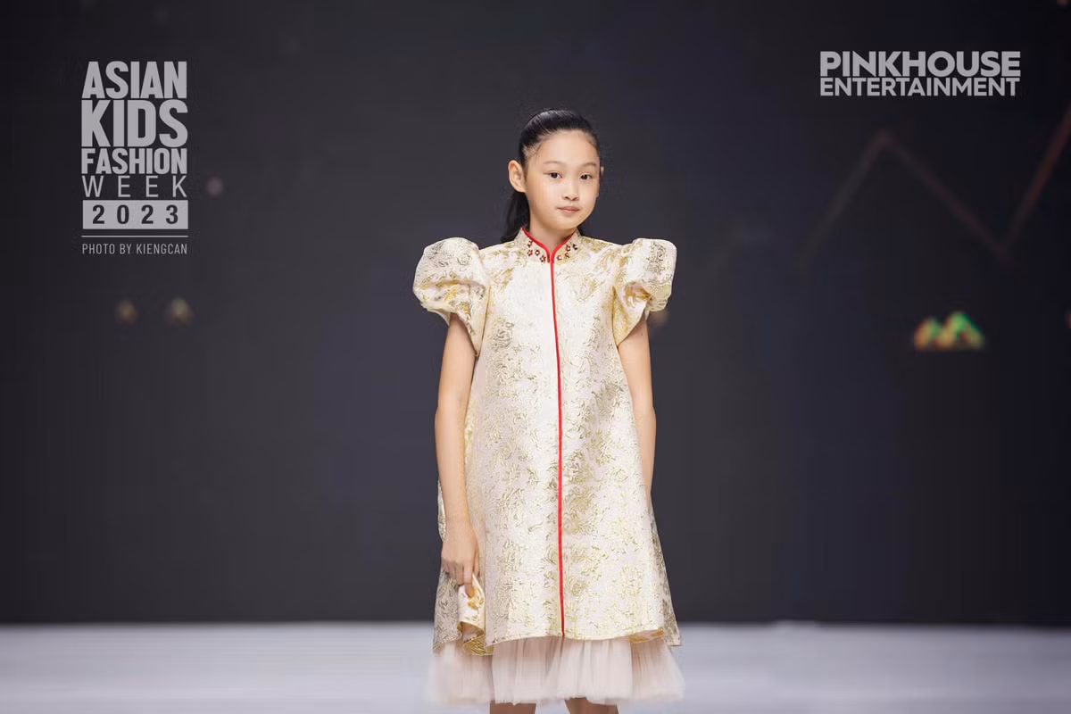 Tiểu Panda giống mẹ nhiều hơn, trong khi em út Polar lại "bản sao" của ông bố ngoại quốc.