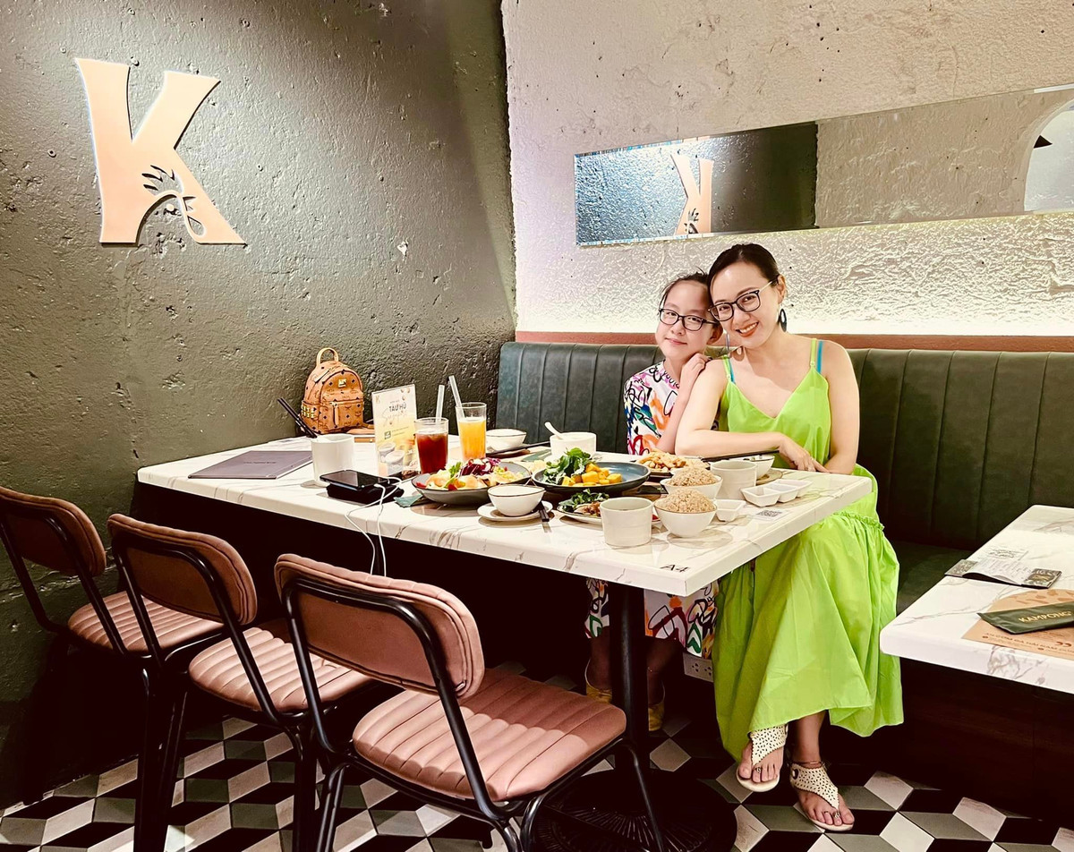 Dừng dẫn Bản tin Thời sự 19h và chuyển sang công tác tại Ban Văn nghệ, BTV Hoài Anh có nhiều thời gian hơn dành cho gia đình.