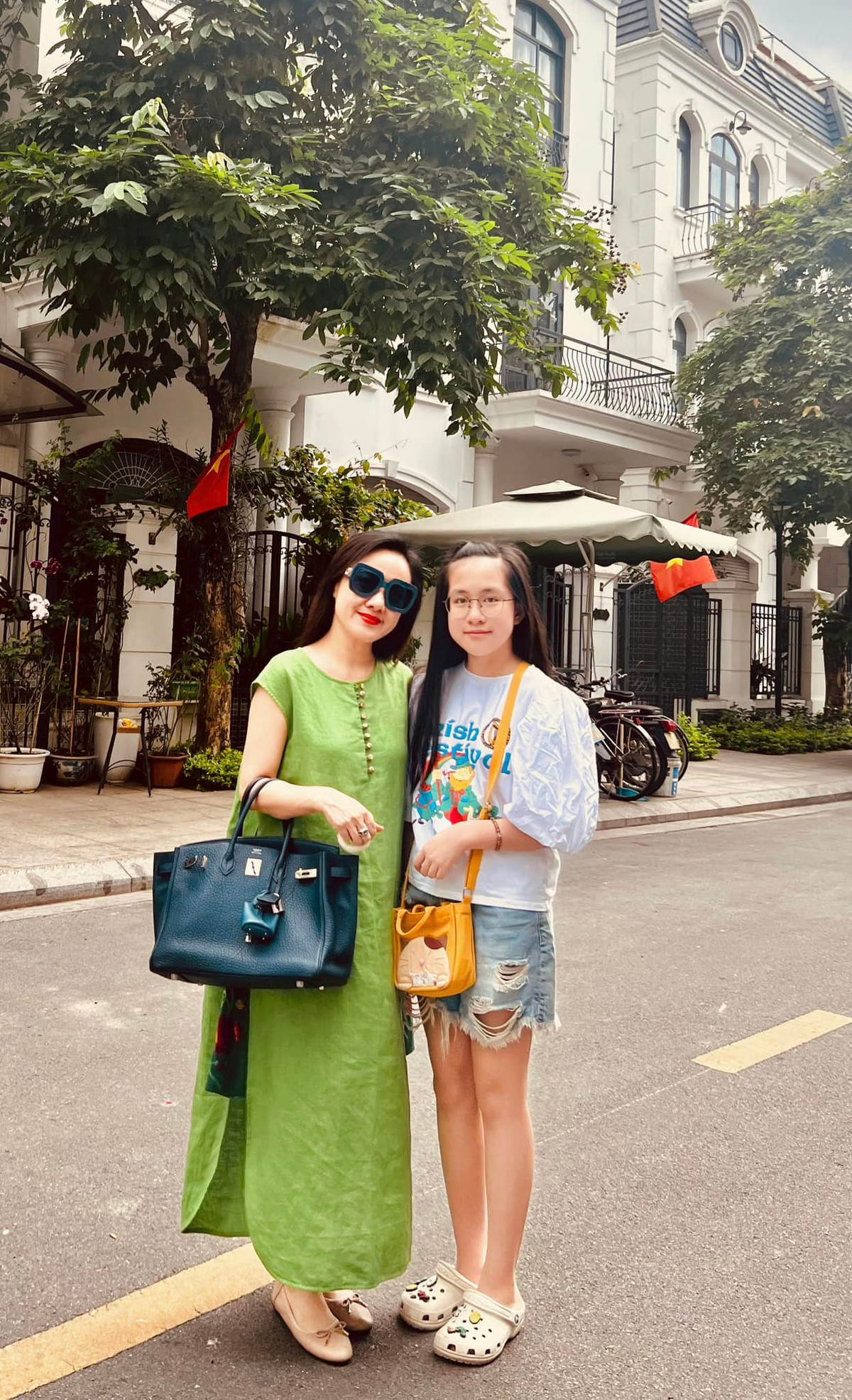 Con gái BTV Hoài Anh được khen lớn bổng, cao bằng mẹ. Cô bé sở hữu gương mặt bầu bĩnh, mái tóc đen dài, đôi chân dài thẳng tắp.