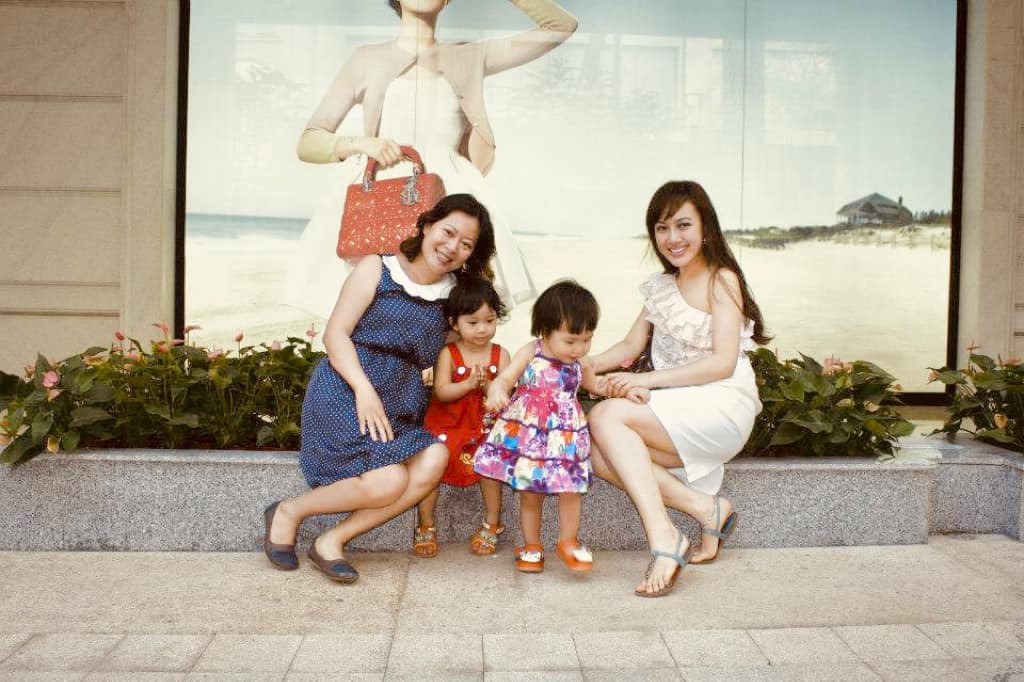 Con gái lớn nhanh như thổi trong khi BTV Hoài Anh được khen ngày càng trẻ đẹp.