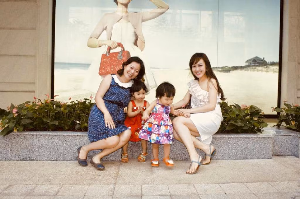 Con gái lớn nhanh như thổi trong khi BTV Hoài Anh được khen ngày càng trẻ đẹp.