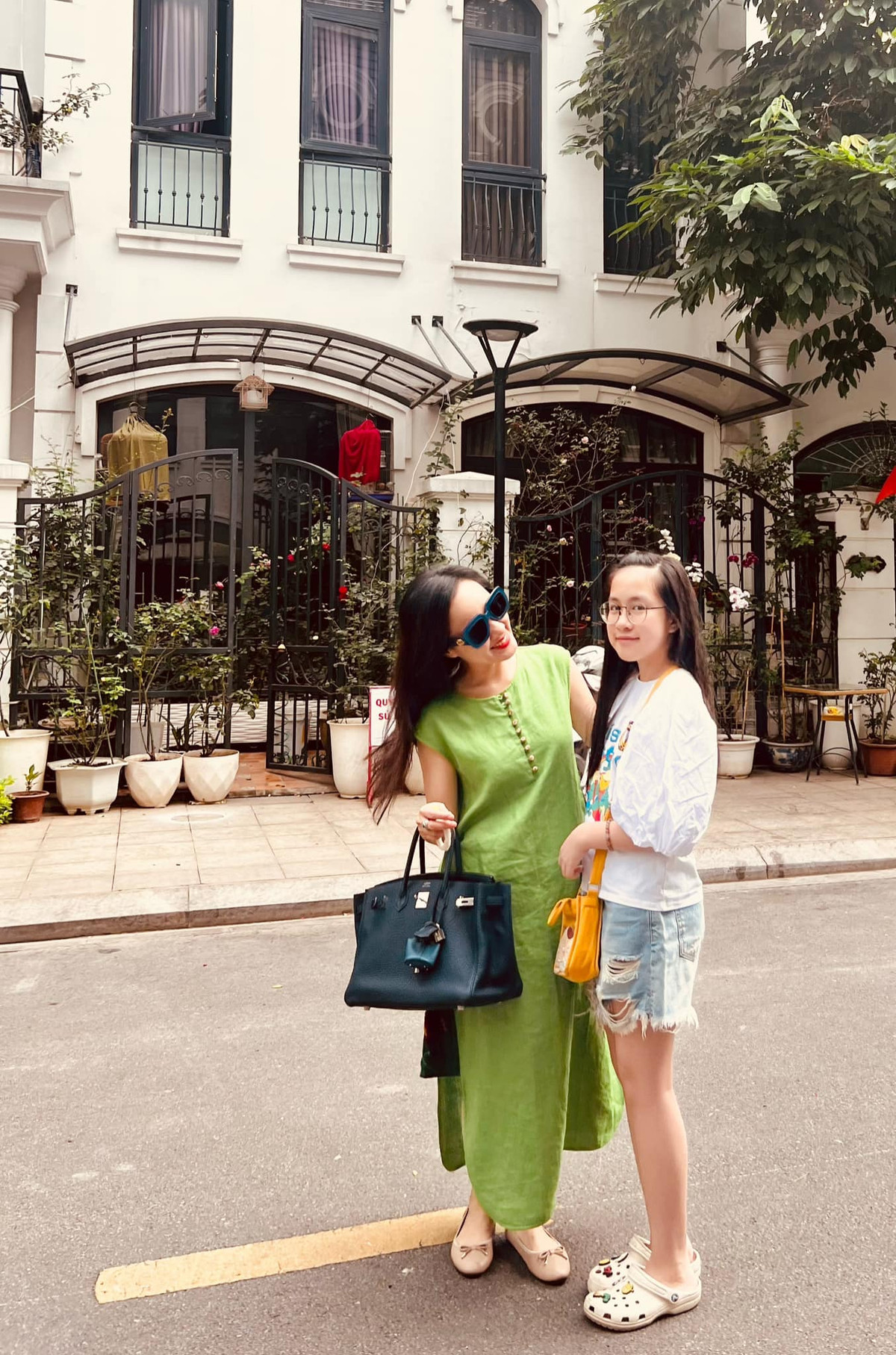 Nữ BTV truyền hình đăng ảnh ngày ấy và bây giờ của con gái cùng dòng cảm thán: "Ngày nào em bé cỏn con...".