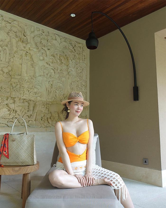 Khuôn mặt và thân hình của người đẹp 36 tuổi không thay đổi gì so với trước khi mang bầu, ngoại trừ vòng hai lùm lùm.